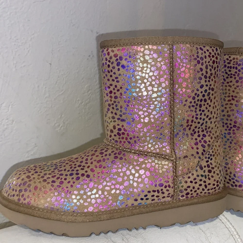NIB UGG YOUTH 6 WOMENS 8 CLASSIC SHORT SPOTS METALLIC‎ WINTER BOOTS CHEST…